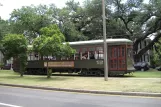 New Orleans linje 12 St. Charles Streetcar med motorvogn 940 nær S Carrollton / Spruce (2010)