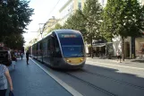 Nice sporvognslinje 1 med lavgulvsledvogn 015 på Avenue Jean Médecin (2016)
