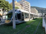 Nice sporvognslinje 1 med lavgulvsledvogn 015 ved Saint-Roch (2019)