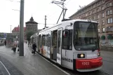 Nürnberg sporvognslinje 8 med lavgulvsledvogn 1002 ved Bahnhofplatz (2010)