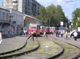 Omsk sporvognslinje 9 med motorvogn 9 ved Leninskiy Market (2009)
