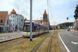 Oostende De Kusttram med lavgulvsledvogn 7225 ved Duinbergen Kerk (2014)