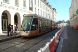 Orléans sporvognslinje A med lavgulvsledvogn 52 ved Royale-Châtelet (2010)