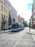 Oslo sporvognslinje 13 med lavgulvsledvogn 146 ved Dronningens gate (2021)