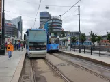 Oslo sporvognslinje 17 med lavgulvsledvogn 165 ved Jernbanetorget (2020)