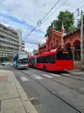 Oslo sporvognslinje 18 med lavgulvsledvogn 150 i krydset Kirkeristen/Storgata (2021)