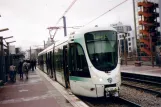 Paris sporvognslinje T2 med lavgulvsledvogn 424 ved Issy Val de Seine (2007)