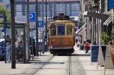 Porto sporvognslinje 1 med motorvogn 220 på R. Nova da Alfândega (2016)