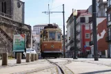 Porto sporvognslinje 1 med motorvogn 220 på Rua do Infante D. Henrique (2016)