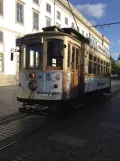 Porto sporvognslinje 22 med motorvogn 220 bagved Carmo (2019)