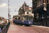 Postkort: Amsterdam ekstralinje 11 med motorvogn 349 på Zwanenburgwal (1955)