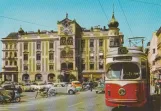 Postkort: Gmunden sporvognslinje 174 nær Rathaus mit Glockenspiel (1965)