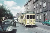 Postkort: København sporvognslinje 8 med motorvogn 490 foran Lærlingekollegium Rantzausgade (1962-1964)