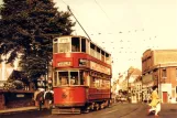 Postkort: London sporvognslinje 46 med dobbeltdækker-motorvogn 100 nær Erith Church (1952)