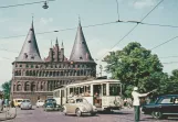 Postkort: Lübeck motorvogn 206 foran Holstentor (1954)