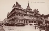 Postkort: Lyon foran Palais du Commerce (1920)