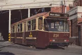Postkort: Melbourne motorvogn 231 foran remisen Kew tram depot (1991)