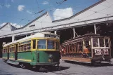 Postkort: Melbourne motorvogn 892 foran remisen Kew tram depot (1990)