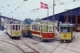 Postkort: Skjoldenæsholm normalspor med motorvogn 437 på forpladsen Sporvejsmuseet (1998)