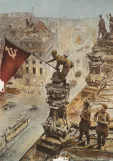 Postkort: Sovjetiske soldater hejser sejrsflaget på Rigsdagsbygningen i Berlin (1945)