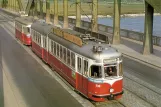 Postkort: Wien sporvognslinje 132 med ledvogn 738 på Floridsdorf Brücke (1967)
