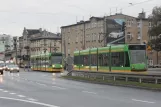 Poznań sporvognslinje 14 med lavgulvsledvogn 510 på Głogowska (2009)
