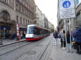 Prag sporvognslinje 3 med lavgulvsledvogn 9131 ved Václavské náměstí (2024)