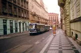 Prag sporvognslinje 5 med motorvogn 7262 på Dláźděná (2001)