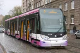 Riga sporvognslinje 6 med lavgulvsledvogn 57136 på Aspazijas bulvāris (2012)