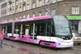Riga sporvognslinje 6 med lavgulvsledvogn 57136 på Aspazijas bulvāris, set fra siden (2012)