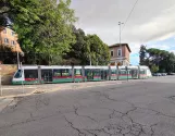 Rom sporvognslinje 3 med lavgulvsledvogn 9218 på Viale Aventino, set fra siden (2020)