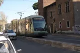 Rom sporvognslinje 8 med lavgulvsledvogn 9235 på Viale Trastevere, set fra siden (2010)