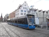 Rostock ekstralinje 2 med lavgulvsledvogn 601 på Neuer Markt (2015)