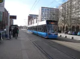 Rostock sporvognslinje 1 med lavgulvsledvogn 603 på Lange Straße (2015)