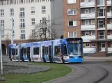 Rostock sporvognslinje 1 med lavgulvsledvogn 607 på Neuer Markt (2015)