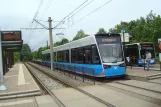 Rostock sporvognslinje 1 med lavgulvsledvogn 613 ved Dierkower Kreuz (2015)