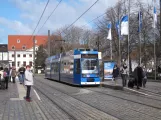 Rostock sporvognslinje 1 med lavgulvsledvogn 676 ved Neuer Markt (2015)