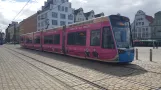 Rostock sporvognslinje 5 med lavgulvsledvogn 609 på Neuer Markt (2022)