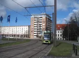Rostock sporvognslinje 5 med lavgulvsledvogn 660 på Neuer Markt (2015)