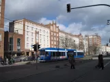 Rostock sporvognslinje 5 med lavgulvsledvogn 674 ved Lange Straße (2015)