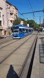 Rostock sporvognslinje 5 med lavgulvsledvogn 684 på Doberaner Platz (2022)