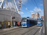 Rostock sporvognslinje 5 med lavgulvsledvogn 686 ved Neuer Markt (2015)