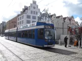 Rostock sporvognslinje 5 med lavgulvsledvogn 686 ved Neuer Markt set fra siden (2015)