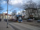 Rostock sporvognslinje 5 med lavgulvsledvogn 687 på Rosa-Luxemburg-Straße (2015)