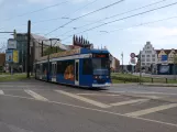 Rostock sporvognslinje 6 med lavgulvsledvogn 651 på Neuer Markt (2010)