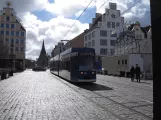 Rostock sporvognslinje 6 med lavgulvsledvogn 663 på Neuer Markt (2015)