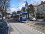 Rostock sporvognslinje 6 med lavgulvsledvogn 684 på Friedrich-Engels-Platz (2015)