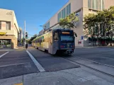 Sacramento sporvognslinje Blå med ledvogn 230 i krydset J Street / 8th Street (2023)