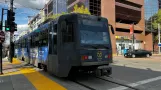 Sacramento sporvognslinje Blå med ledvogn 230 ved 8th & K Station (NB) (2024)