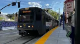 Sacramento sporvognslinje Blå med ledvogn 240 ved 8th & K Station (NB) (2024)